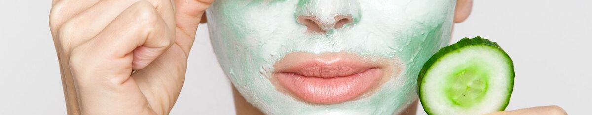 tratamiento facial con rodajas de pepino